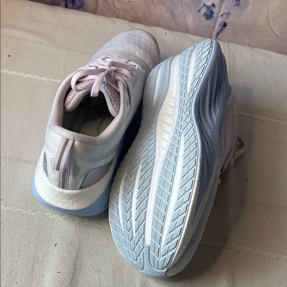 Saucony Triumph 22 Women's White and Ice Melt Athletic Shoes - Picture 8 of 10